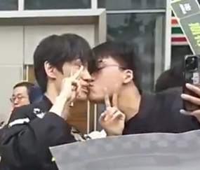 男孩子也要保护自己！昨日NIP主场作战 Doinb遭男粉对嘴强吻