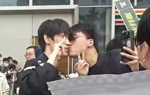 男孩子也要保护自己！昨日NIP主场作战 Doinb遭男粉对嘴强吻