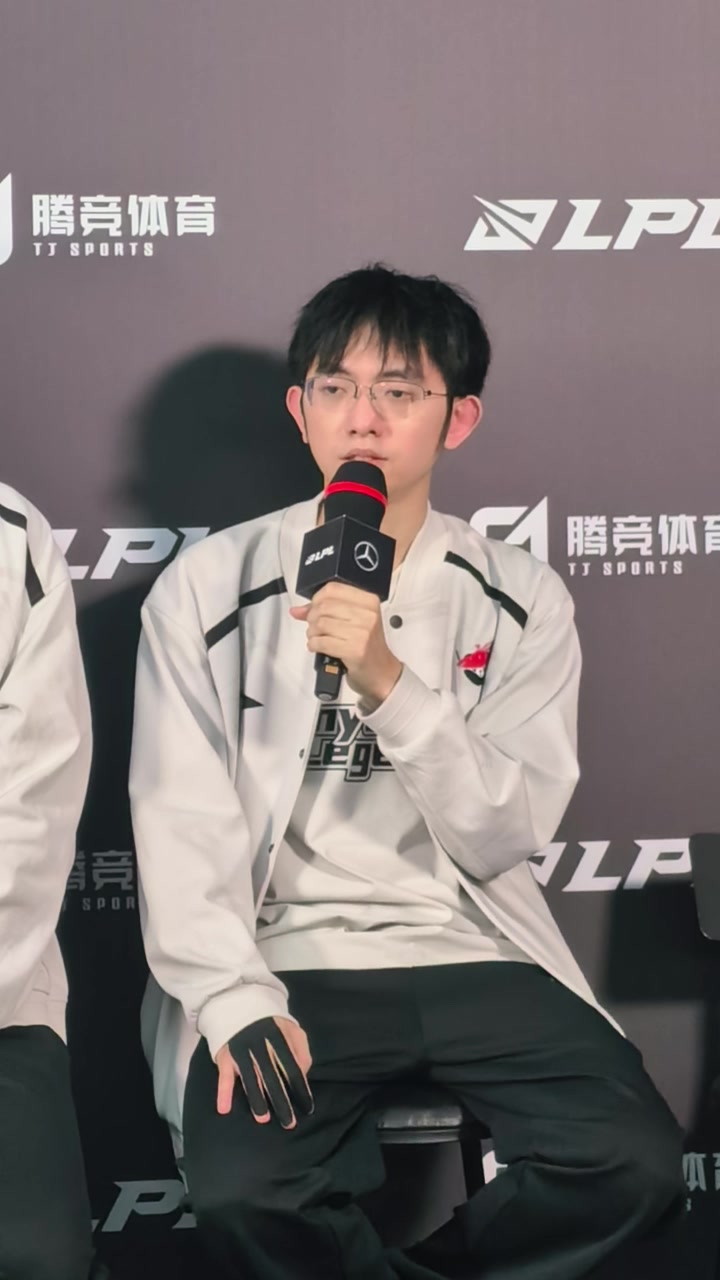 赢了对线又不一定赢游戏!圣枪哥:看见对面选大虫子一点都不慌